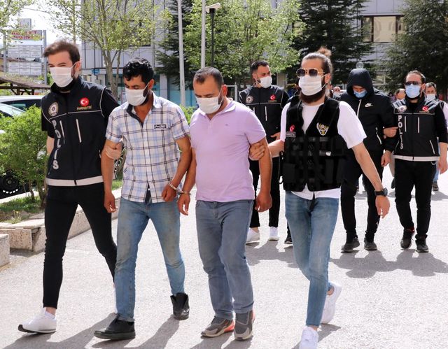 Polis zehir tacirlerine geçit vermedi: Uyuşturucu baskınında 5 kişi tutuklandı