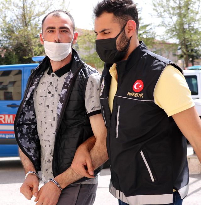 Polis zehir tacirlerine geçit vermedi: Uyuşturucu baskınında 5 kişi tutuklandı