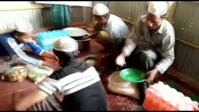 Valide İnsani Yardım Derneği'nden Bangladeş'e sığınan Arakanlı Müslümanlar için iftar organizasyonu Valide İnsani Yardım Derneği'nden Bangladeş'e sığınan Arakanlı Müslümanlar için iftar organizasyonu