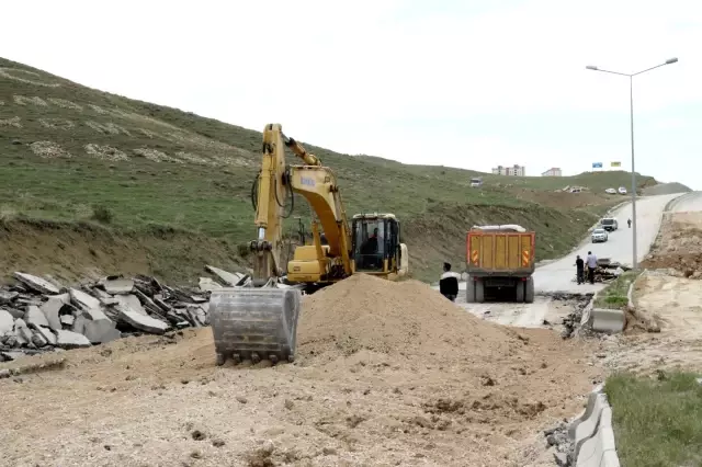 Van Büyükşehir Belediyesi TOKİ yolundaki çalışmalarını sürdürüyor Van Büyükşehir Belediyesi TOKİ yolundaki çalışmalarını sürdürüyor