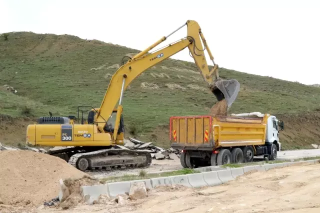 Van Büyükşehir Belediyesi TOKİ yolundaki çalışmalarını sürdürüyor Van Büyükşehir Belediyesi TOKİ yolundaki çalışmalarını sürdürüyor