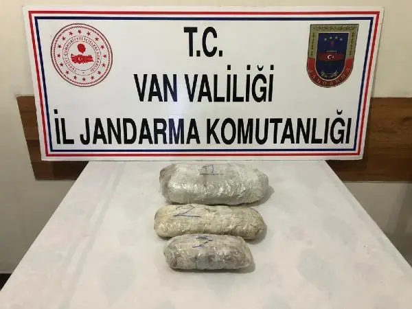 Van'da arazide 5 kilo esrar ele geçirildi Van'da arazide 5 kilo esrar ele geçirildi