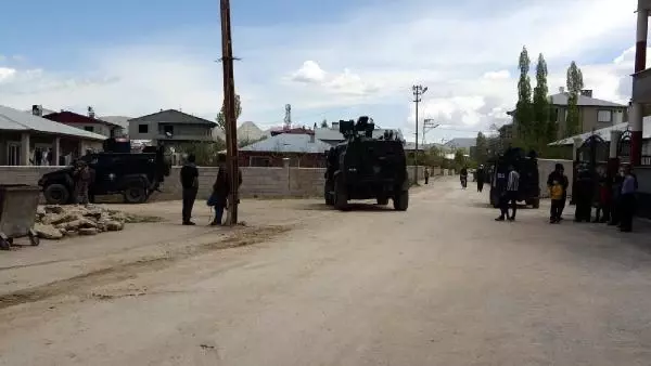 VAN'DA SOKAKTA YANMIŞ ERKEK CESEDİ BULUNDU VAN'DA SOKAKTA YANMIŞ ERKEK CESEDİ BULUNDU