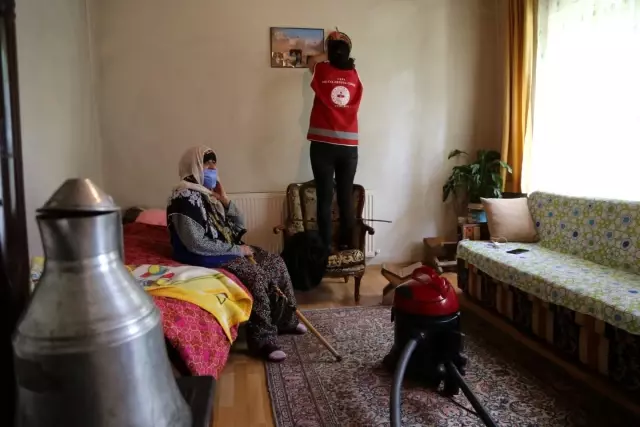Vefa Sosyal Destek Grubu 90 yaşındaki Gazel ninenin evini temizledi Vefa Sosyal Destek Grubu 90 yaşındaki Gazel ninenin evini temizledi