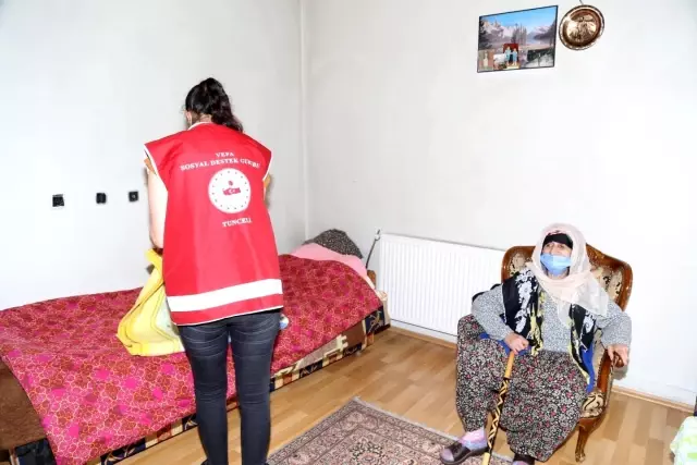 Vefa Sosyal Destek Grubu 90 yaşındaki Gazel ninenin evini temizledi Vefa Sosyal Destek Grubu 90 yaşındaki Gazel ninenin evini temizledi
