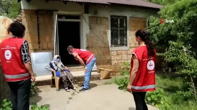 Vefa Sosyal Destek Grubu 90 yaşındaki Gazel ninenin evini temizledi Vefa Sosyal Destek Grubu 90 yaşındaki Gazel ninenin evini temizledi