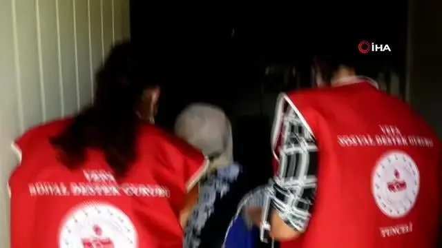 Vefa Sosyal Destek Grubu 90 yaşındaki Gazel ninenin evini temizledi Vefa Sosyal Destek Grubu 90 yaşındaki Gazel ninenin evini temizledi