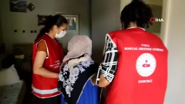 Vefa Sosyal Destek Grubu 90 yaşındaki Gazel ninenin evini temizledi Vefa Sosyal Destek Grubu 90 yaşındaki Gazel ninenin evini temizledi