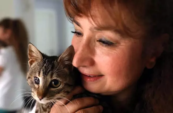 VİLLASINDA 33 KEDİ VE 4 KÖPEĞE BAKIYOR VİLLASINDA 33 KEDİ VE 4 KÖPEĞE BAKIYOR