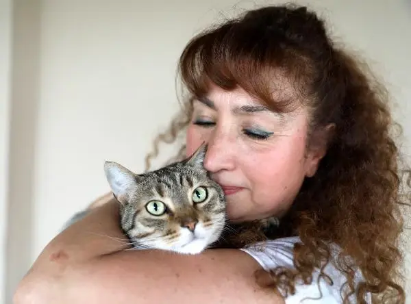 VİLLASINDA 33 KEDİ VE 4 KÖPEĞE BAKIYOR VİLLASINDA 33 KEDİ VE 4 KÖPEĞE BAKIYOR