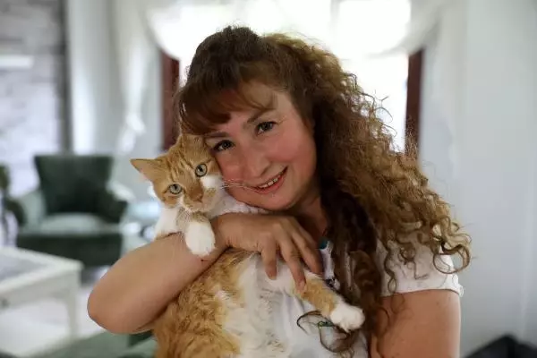 VİLLASINDA 33 KEDİ VE 4 KÖPEĞE BAKIYOR VİLLASINDA 33 KEDİ VE 4 KÖPEĞE BAKIYOR
