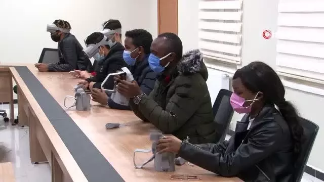 Yabancı öğrenciler Türkçeyi sanal gerçeklikle öğreniyor Yabancı öğrenciler Türkçeyi sanal gerçeklikle öğreniyor