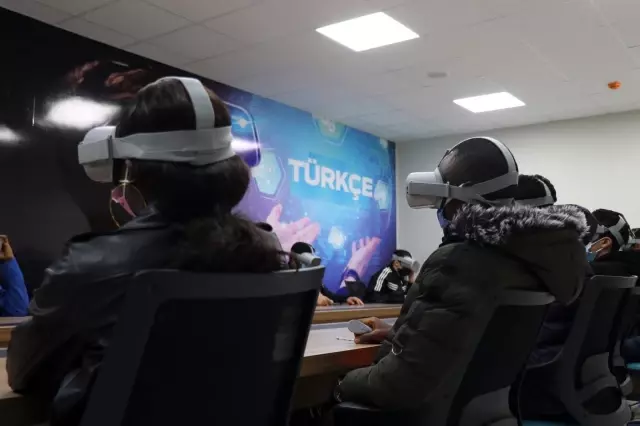 Yabancı öğrenciler Türkçeyi sanal gerçeklikle öğreniyor Yabancı öğrenciler Türkçeyi sanal gerçeklikle öğreniyor