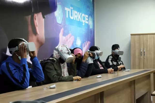 Yabancı öğrenciler Türkçeyi sanal gerçeklikle öğreniyor Yabancı öğrenciler Türkçeyi sanal gerçeklikle öğreniyor