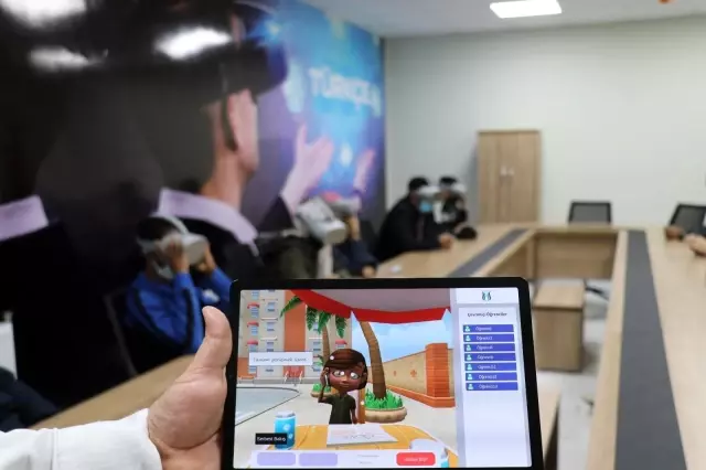 Yabancı öğrenciler Türkçeyi sanal gerçeklikle öğreniyor Yabancı öğrenciler Türkçeyi sanal gerçeklikle öğreniyor