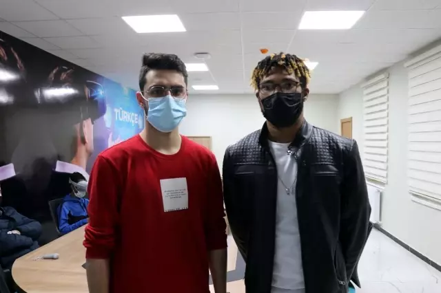 Yabancı öğrenciler Türkçeyi sanal gerçeklikle öğreniyor Yabancı öğrenciler Türkçeyi sanal gerçeklikle öğreniyor