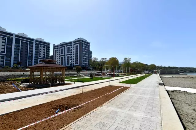 Trabzon'da yeni yapılan Yalıncak plajında çalışmalar devam ediyor Trabzon'da yeni yapılan Yalıncak plajında çalışmalar devam ediyor