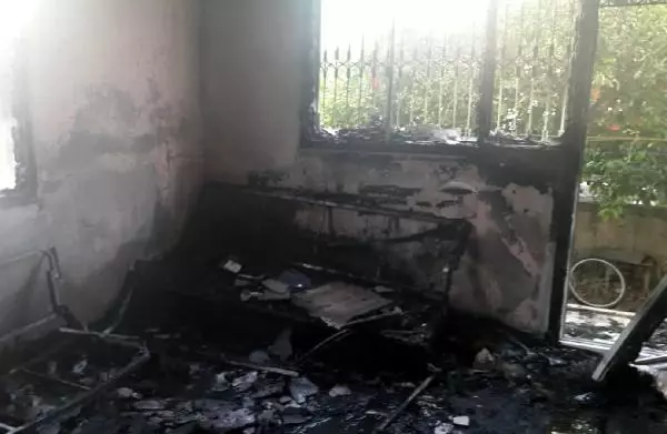 Yanan evden kaçarken, başını çarparak yaralandı Yanan evden kaçarken, başını çarparak yaralandı