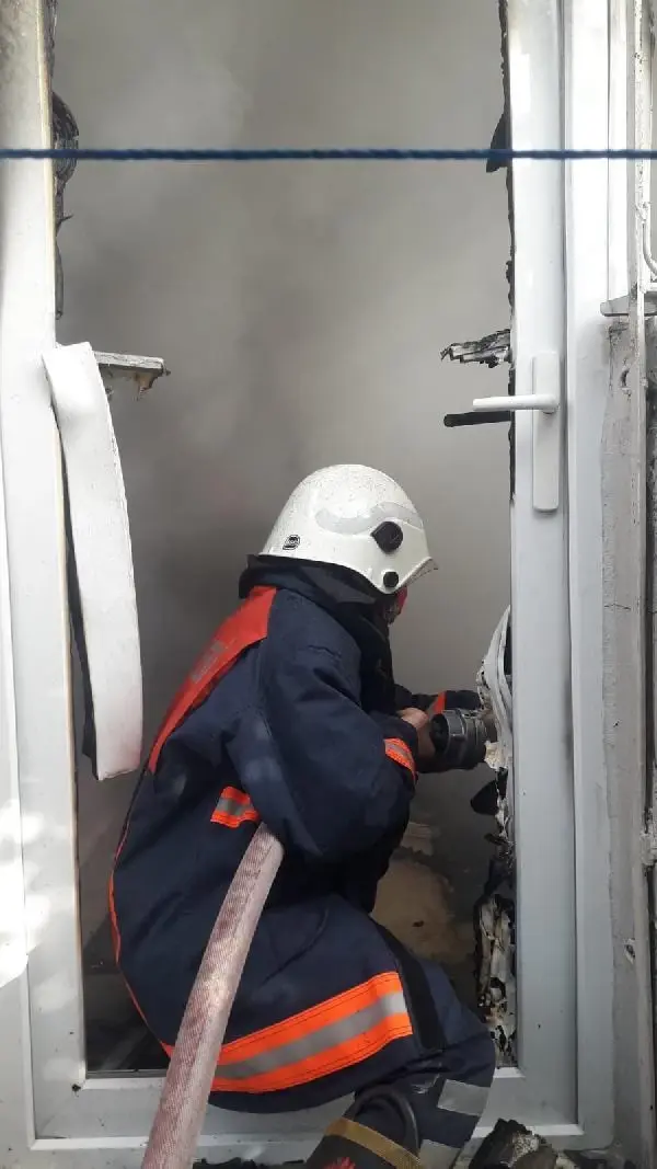 Yanan evden kaçarken, başını çarparak yaralandı Yanan evden kaçarken, başını çarparak yaralandı
