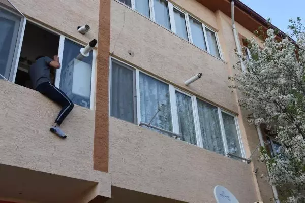 Yaşlı kadını kurtarmak için seferber oldular Yaşlı kadını kurtarmak için seferber oldular