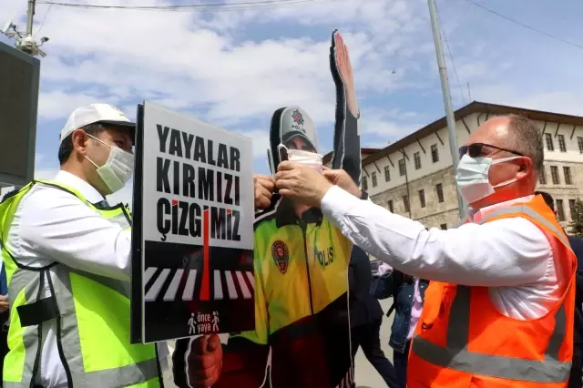 - Yaya geçidine monte edilen maket polisin ağzına maske taktılar - Yaya geçidine monte edilen maket polisin ağzına maske taktılar