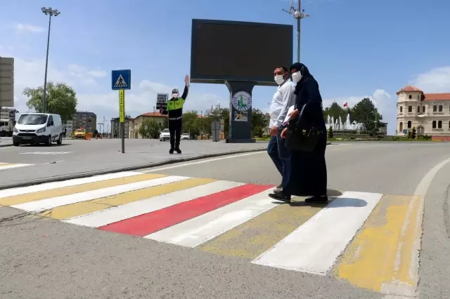 - Yaya geçidine monte edilen maket polisin ağzına maske taktılar - Yaya geçidine monte edilen maket polisin ağzına maske taktılar