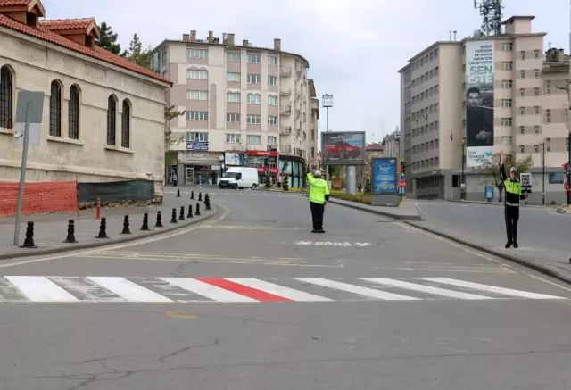 - Yaya geçidine monte edilen maket polisin ağzına maske taktılar - Yaya geçidine monte edilen maket polisin ağzına maske taktılar