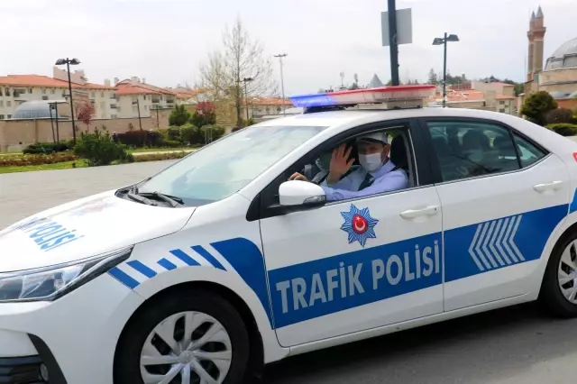 - Yaya geçidine monte edilen maket polisin ağzına maske taktılar - Yaya geçidine monte edilen maket polisin ağzına maske taktılar