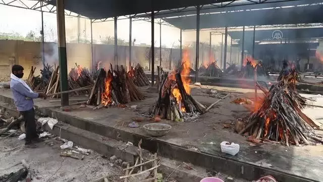 YENİ DELHİ - Hindistan'da Kovid-19 vaka sayıları 4 gündür düşse de krematoryumlardaki yoğunluk sürüyor YENİ DELHİ - Hindistan'da Kovid-19 vaka sayıları 4 gündür düşse de krematoryumlardaki yoğunluk sürüyor