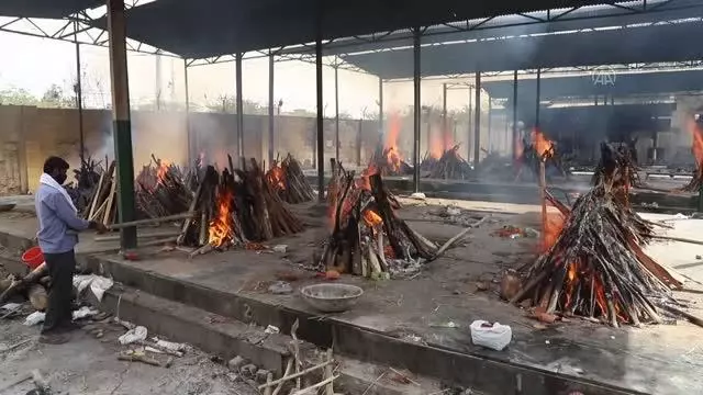 YENİ DELHİ - Hindistan'da Kovid-19 vaka sayıları 4 gündür düşse de krematoryumlardaki yoğunluk sürüyor YENİ DELHİ - Hindistan'da Kovid-19 vaka sayıları 4 gündür düşse de krematoryumlardaki yoğunluk sürüyor