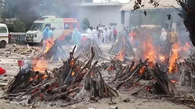YENİ DELHİ - Hindistan'da Kovid-19 vaka sayıları 4 gündür düşse de krematoryumlardaki yoğunluk sürüyor YENİ DELHİ - Hindistan'da Kovid-19 vaka sayıları 4 gündür düşse de krematoryumlardaki yoğunluk sürüyor