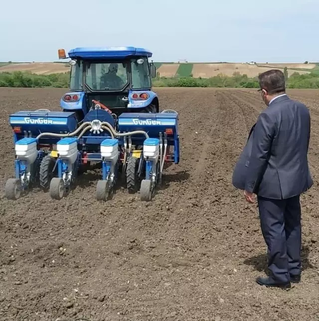 Yerli ve milli mısır ve ayçiçek tohumları toprak ile buluştu Yerli ve milli mısır ve ayçiçek tohumları toprak ile buluştu