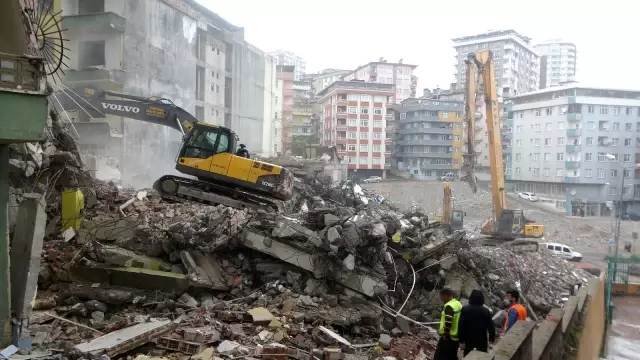 Yıkılan binanın hafriyatı yan binadaki evin yatak odasına doldu Yıkılan binanın hafriyatı yan binadaki evin yatak odasına doldu