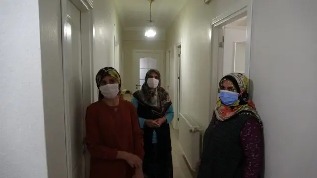 Yıkılan binanın hafriyatı yan binadaki evin yatak odasına doldu Yıkılan binanın hafriyatı yan binadaki evin yatak odasına doldu