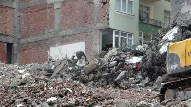 Yıkılan binanın hafriyatı yan binadaki evin yatak odasına doldu Yıkılan binanın hafriyatı yan binadaki evin yatak odasına doldu