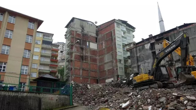 Yıkılan binanın hafriyatı yan binadaki evin yatak odasına doldu Yıkılan binanın hafriyatı yan binadaki evin yatak odasına doldu