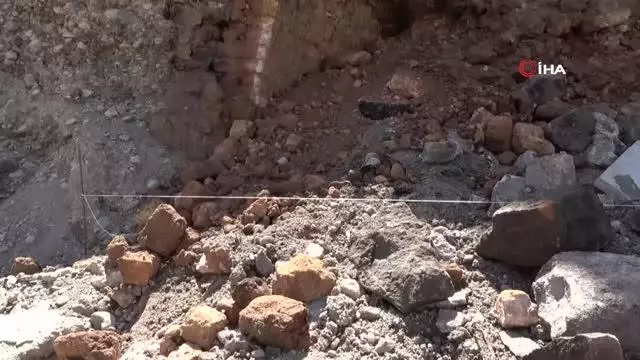 Yıkılan caminin altından buğday ambarı çıktı Yıkılan caminin altından buğday ambarı çıktı