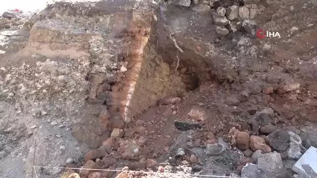 Yıkılan caminin altından buğday ambarı çıktı Yıkılan caminin altından buğday ambarı çıktı