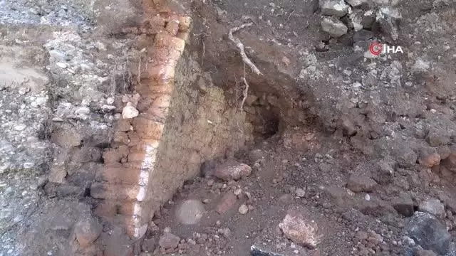 Yıkılan caminin altından buğday ambarı çıktı Yıkılan caminin altından buğday ambarı çıktı