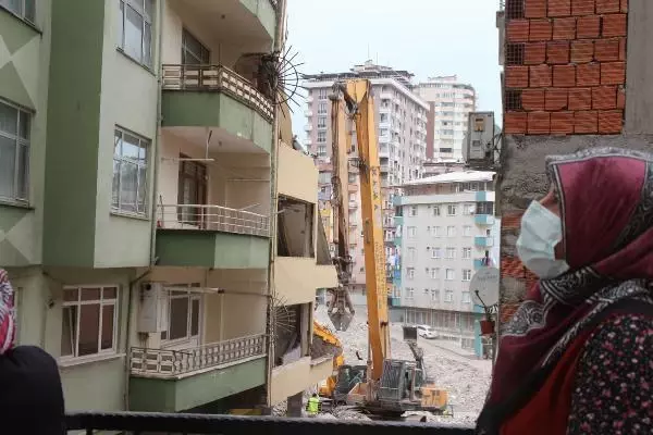 Yıkım sırasında bitişikteki evin duvarı delindi, yatak odası molozla doldu Yıkım sırasında bitişikteki evin duvarı delindi, yatak odası molozla doldu