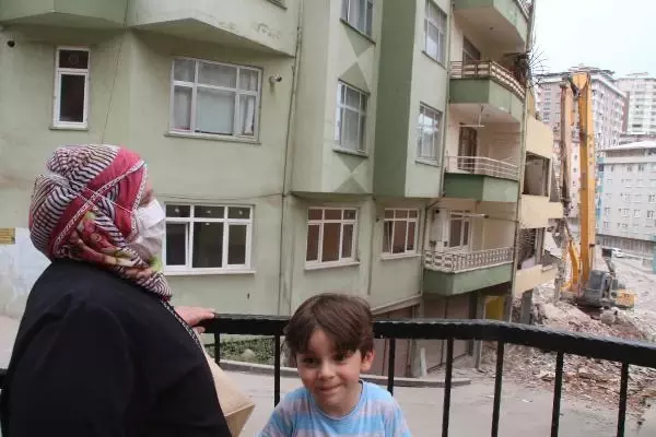 Yıkım sırasında bitişikteki evin duvarı delindi, yatak odası molozla doldu Yıkım sırasında bitişikteki evin duvarı delindi, yatak odası molozla doldu