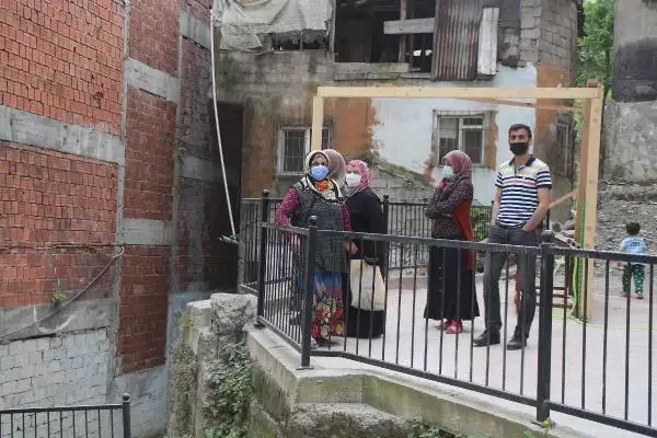Yıkım sırasında bitişikteki evin duvarı delindi, yatak odası molozla doldu Yıkım sırasında bitişikteki evin duvarı delindi, yatak odası molozla doldu