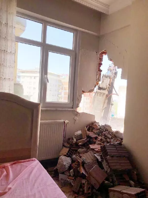 Yıkım sırasında bitişikteki evin duvarı delindi, yatak odası molozla doldu Yıkım sırasında bitişikteki evin duvarı delindi, yatak odası molozla doldu