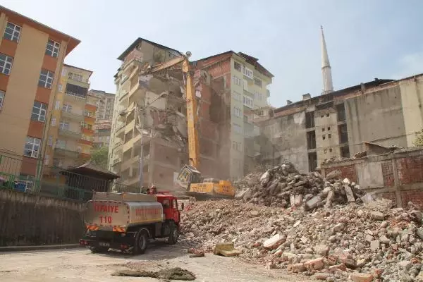 Yıkım sırasında bitişikteki evin duvarı delindi, yatak odası molozla doldu Yıkım sırasında bitişikteki evin duvarı delindi, yatak odası molozla doldu