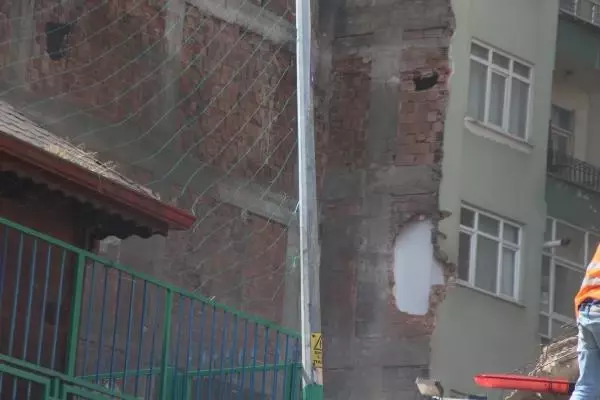 Yıkım sırasında bitişikteki evin duvarı delindi, yatak odası molozla doldu Yıkım sırasında bitişikteki evin duvarı delindi, yatak odası molozla doldu