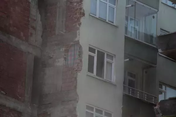 Yıkım sırasında bitişikteki evin duvarı delindi, yatak odası molozla doldu Yıkım sırasında bitişikteki evin duvarı delindi, yatak odası molozla doldu
