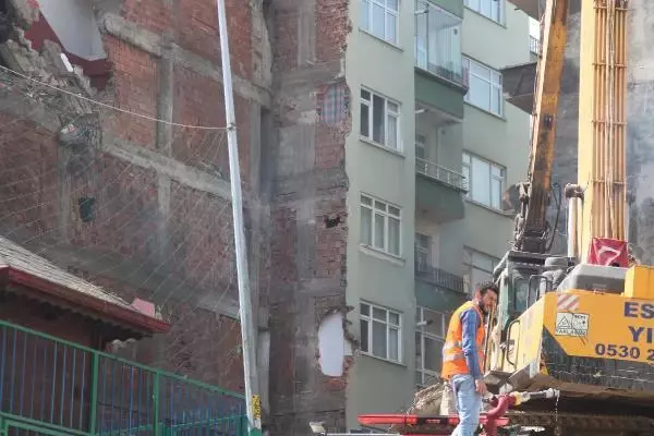 Yıkım sırasında bitişikteki evin duvarı delindi, yatak odası molozla doldu Yıkım sırasında bitişikteki evin duvarı delindi, yatak odası molozla doldu