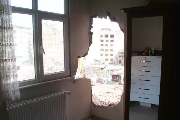 Yıkım sırasında bitişikteki evin duvarı delindi, yatak odası molozla doldu Yıkım sırasında bitişikteki evin duvarı delindi, yatak odası molozla doldu