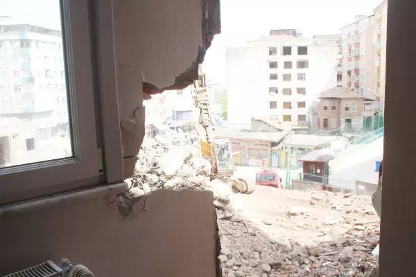 Yıkım sırasında bitişikteki evin duvarı delindi, yatak odası molozla doldu Yıkım sırasında bitişikteki evin duvarı delindi, yatak odası molozla doldu