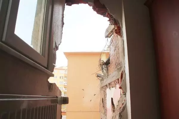 Yıkım sırasında bitişikteki evin duvarı delindi, yatak odası molozla doldu Yıkım sırasında bitişikteki evin duvarı delindi, yatak odası molozla doldu